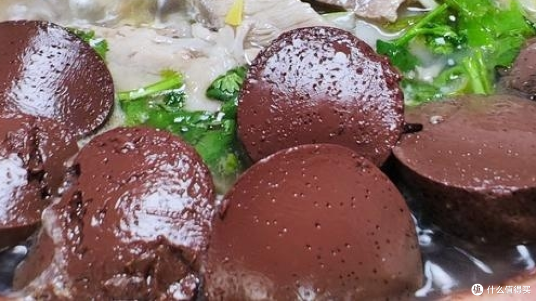 东北冬日美食:热气腾腾的杀猪菜血肠