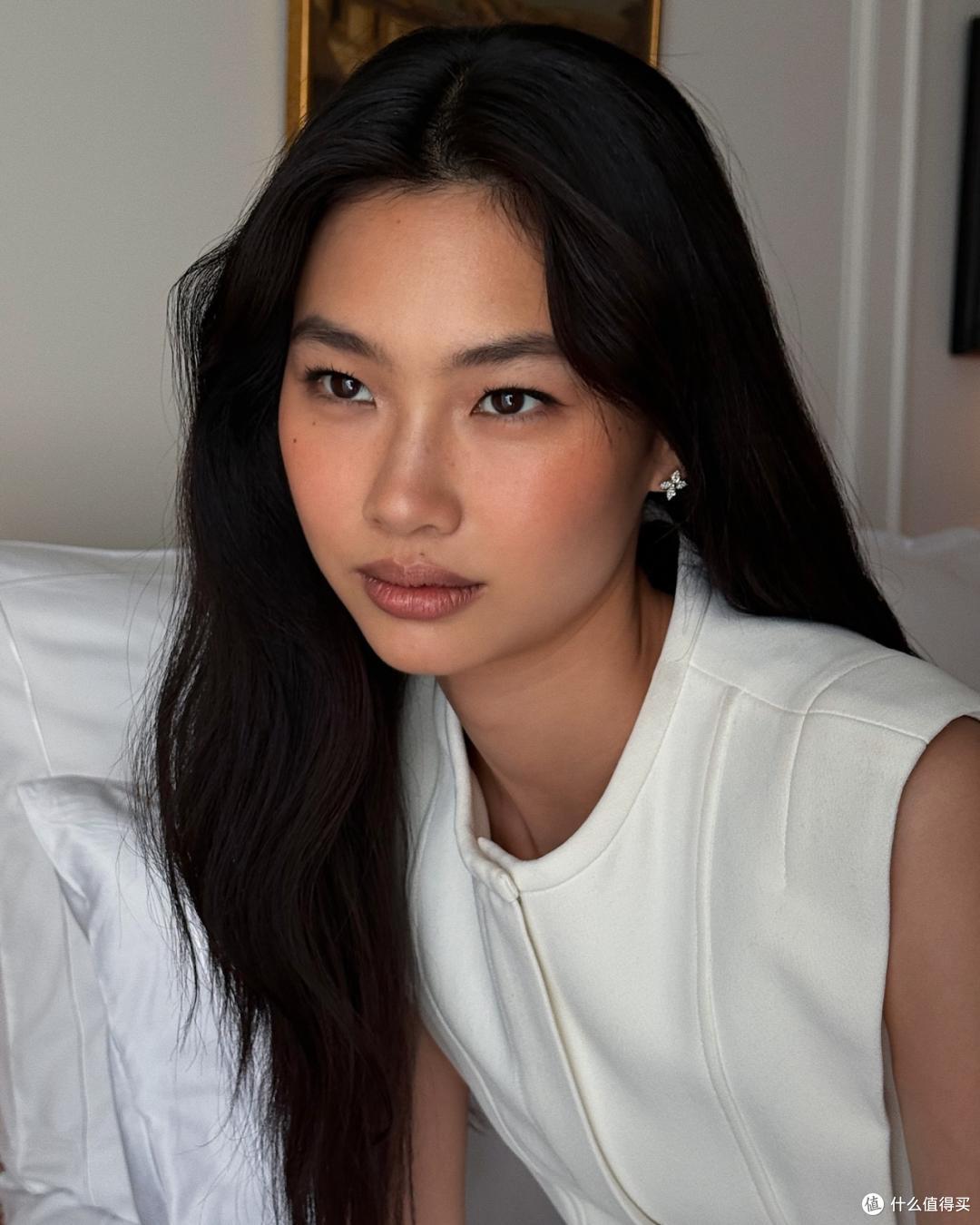 红毯妆容是好莱坞最流行的淡妆,妆感细腻紧致,还原脸部原生美!