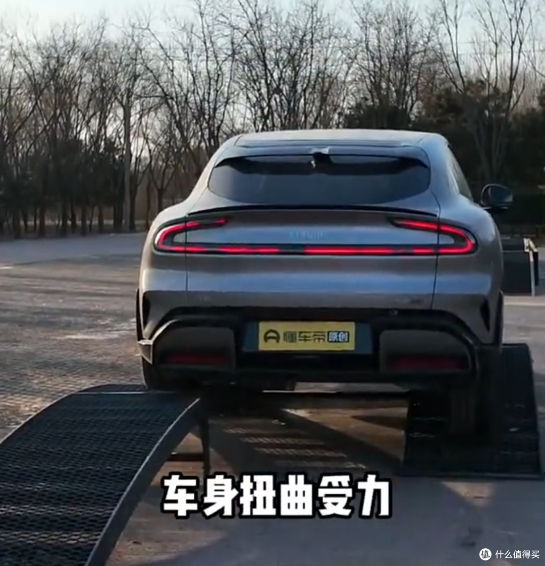 都在吹智能,怎么车身一扭就露馅?聊聊那个让豪车汗流浃背的测试