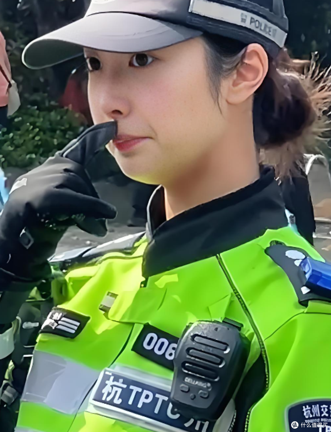 90后“兔子警官”走红后遭吐嘲讽:我不是作秀,路口不堵才是意义