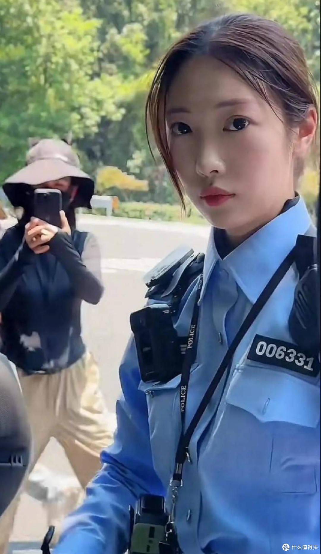 90后“兔子警官”走红后遭吐嘲讽:我不是作秀,路口不堵才是意义