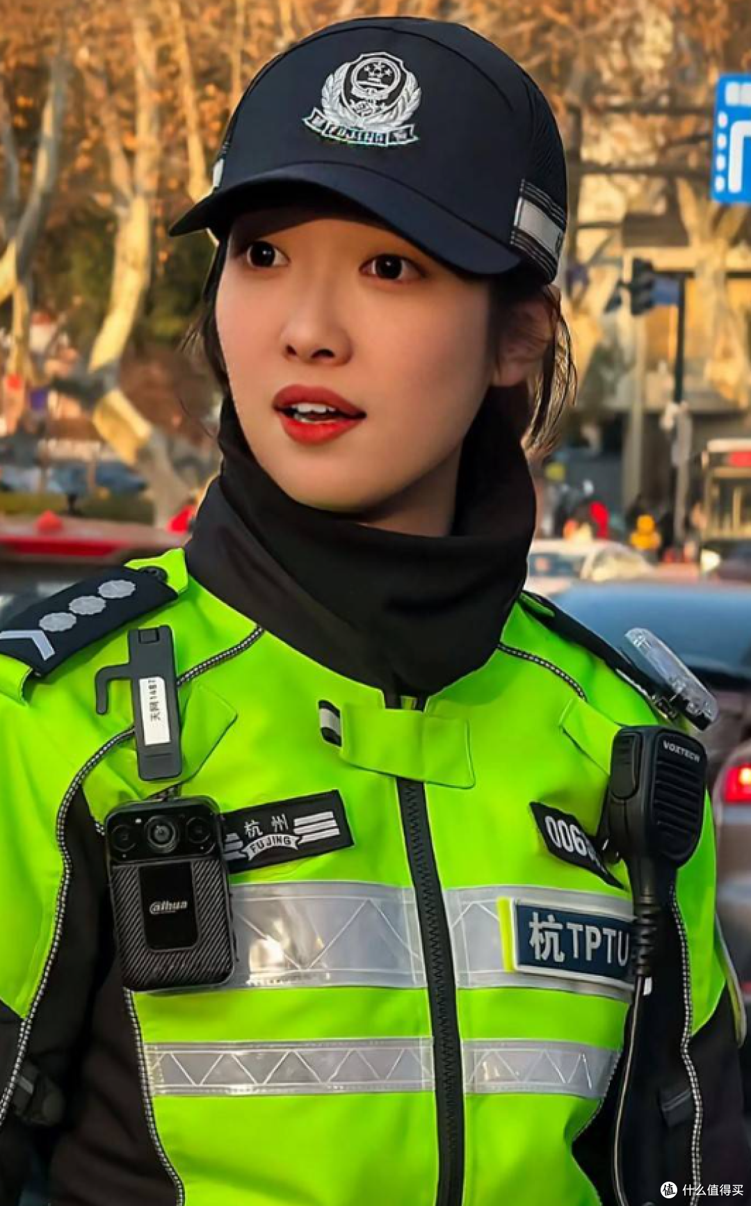 90后“兔子警官”走红后遭吐嘲讽:我不是作秀,路口不堵才是意义