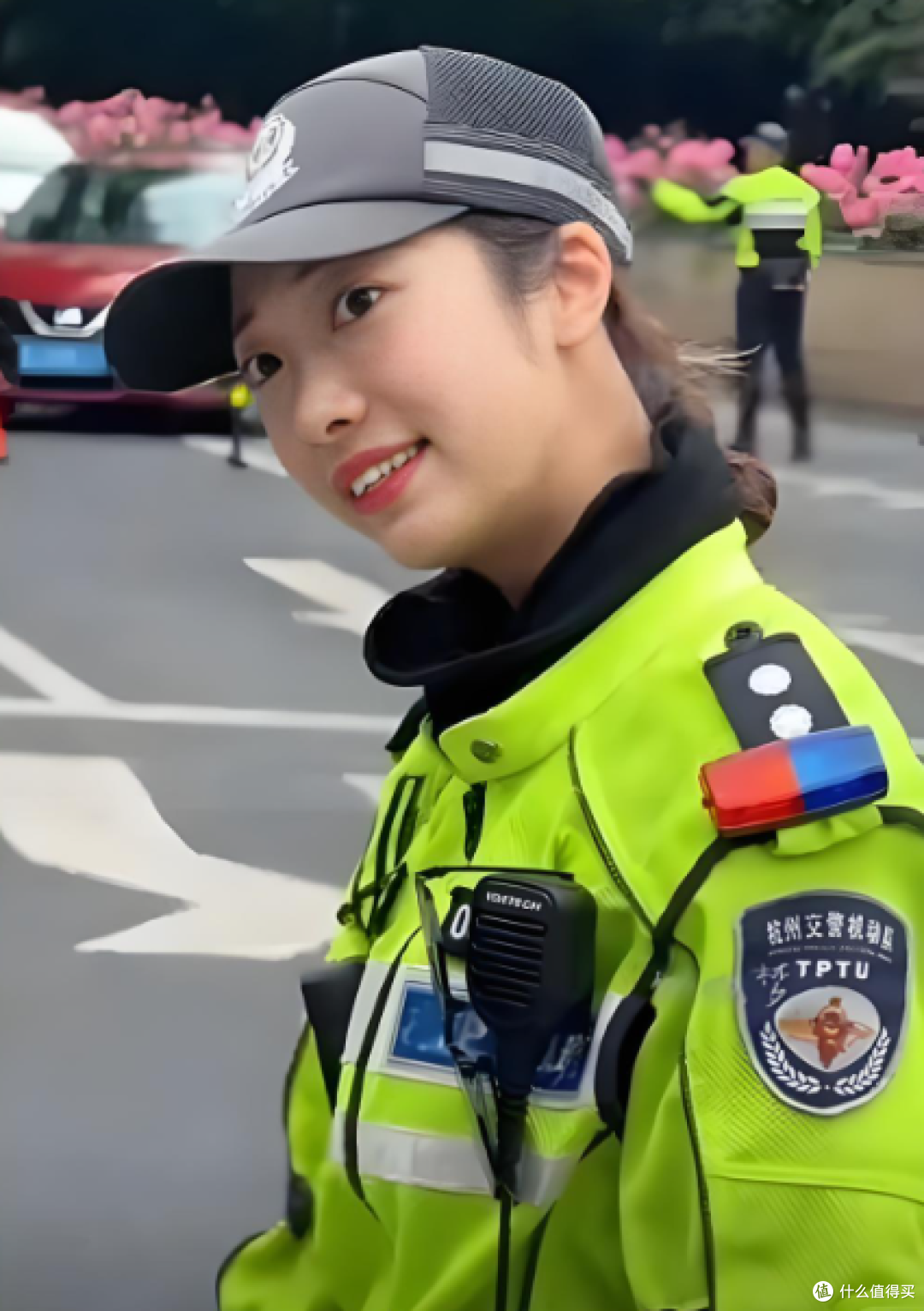90后“兔子警官”走红后遭吐嘲讽:我不是作秀,路口不堵才是意义