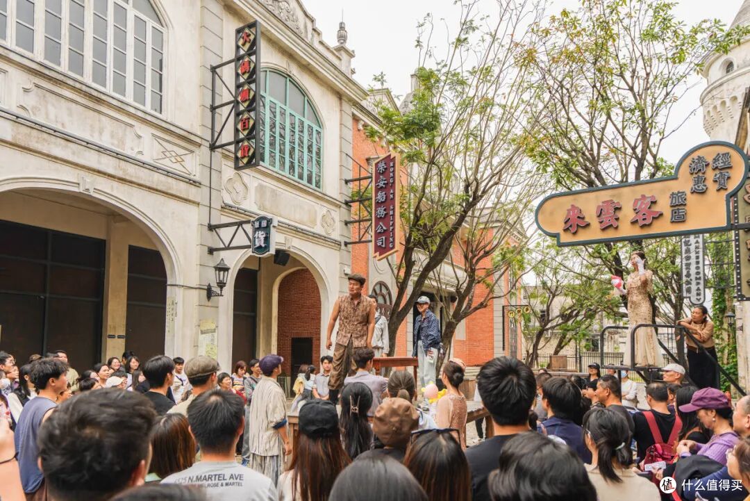 年末假期，就拜托这个随地大小演的古镇了！