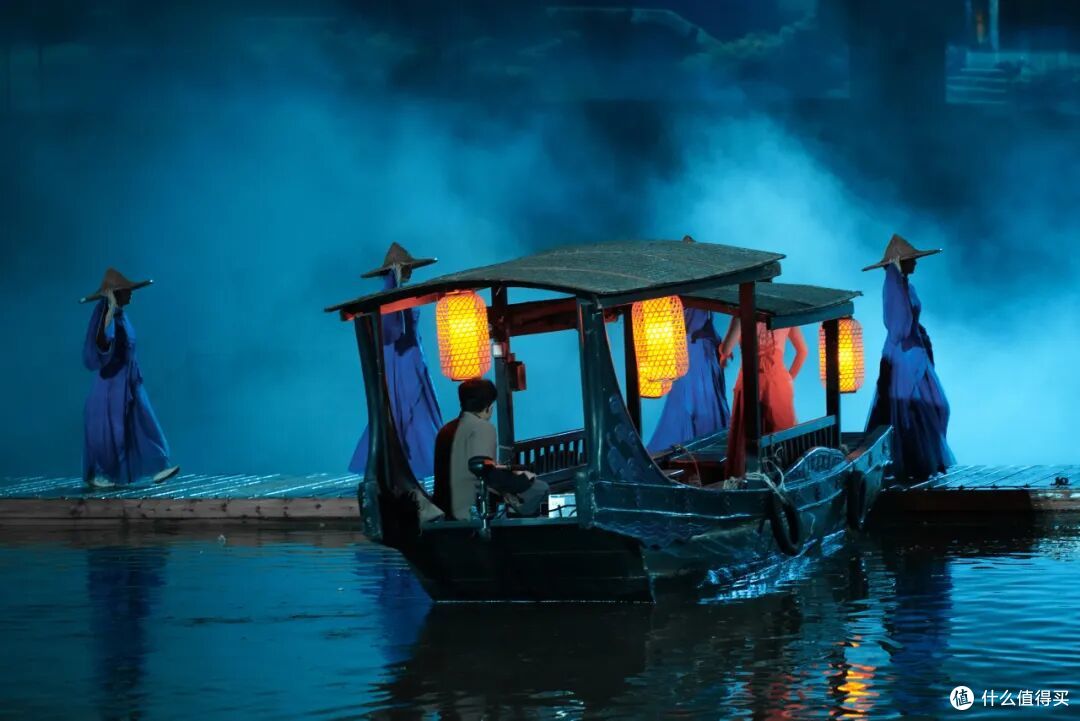 年末假期，就拜托这个随地大小演的古镇了！