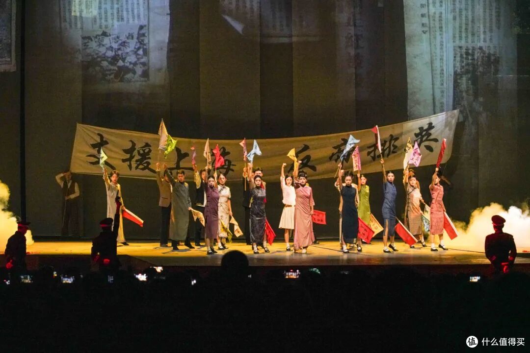 年末假期，就拜托这个随地大小演的古镇了！