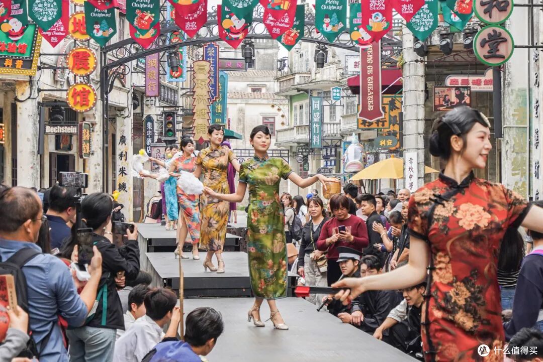年末假期，就拜托这个随地大小演的古镇了！
