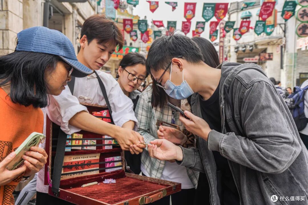 年末假期，就拜托这个随地大小演的古镇了！