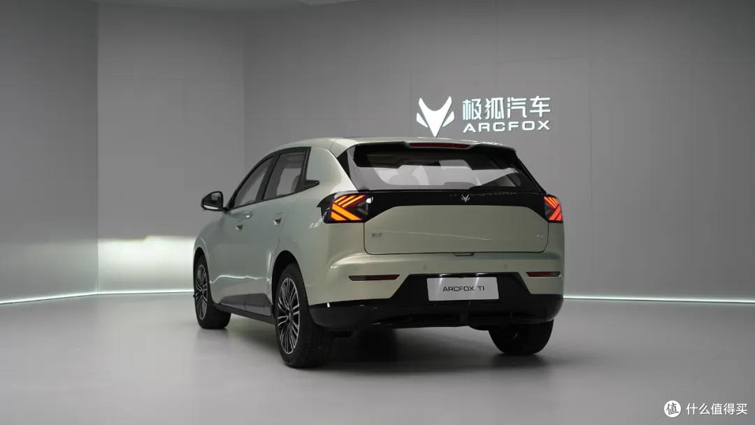 北汽极狐T1纯电车,运动时尚的外观,配置可圈可点,主打越级体验