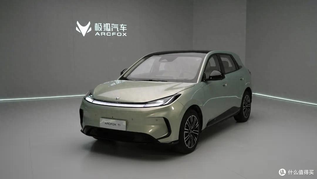 北汽极狐T1纯电车,运动时尚的外观,配置可圈可点,主打越级体验