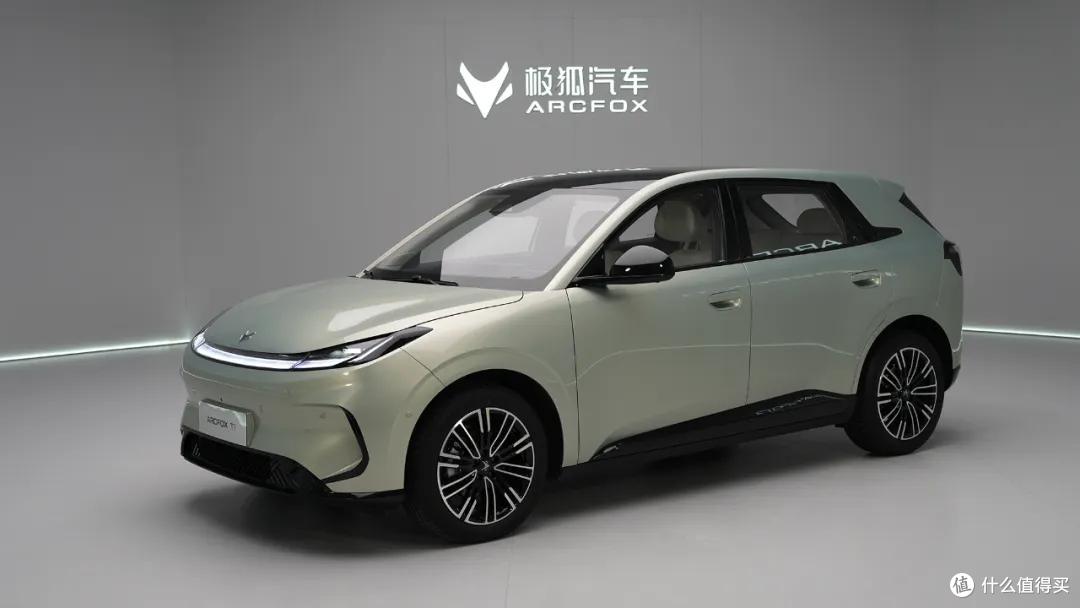 北汽极狐T1纯电车,运动时尚的外观,配置可圈可点,主打越级体验