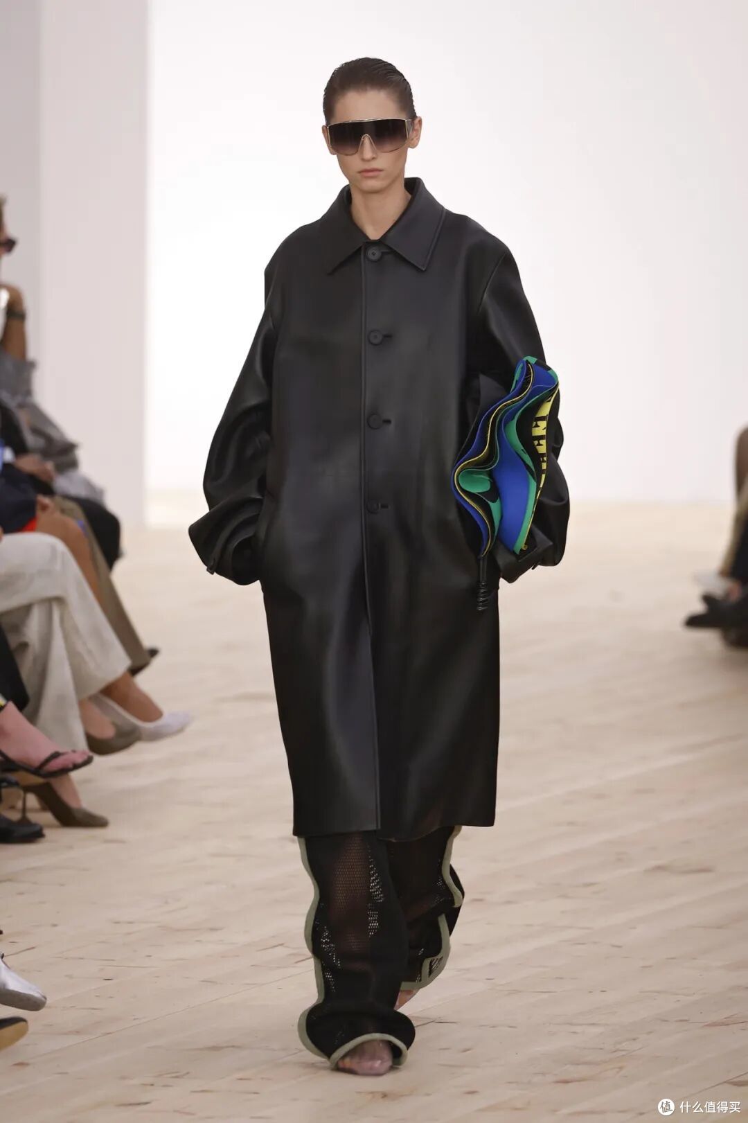 LOEWE设计师的首秀爆了,全新的配色太撩人!释放出从容的魅力