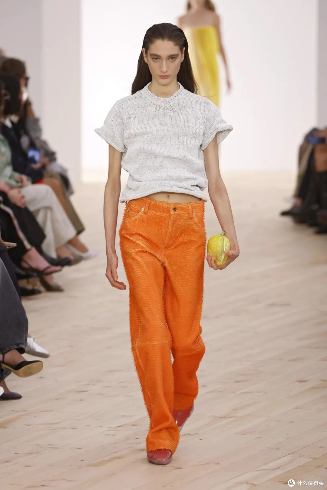 LOEWE设计师的首秀爆了,全新的配色太撩人!释放出从容的魅力