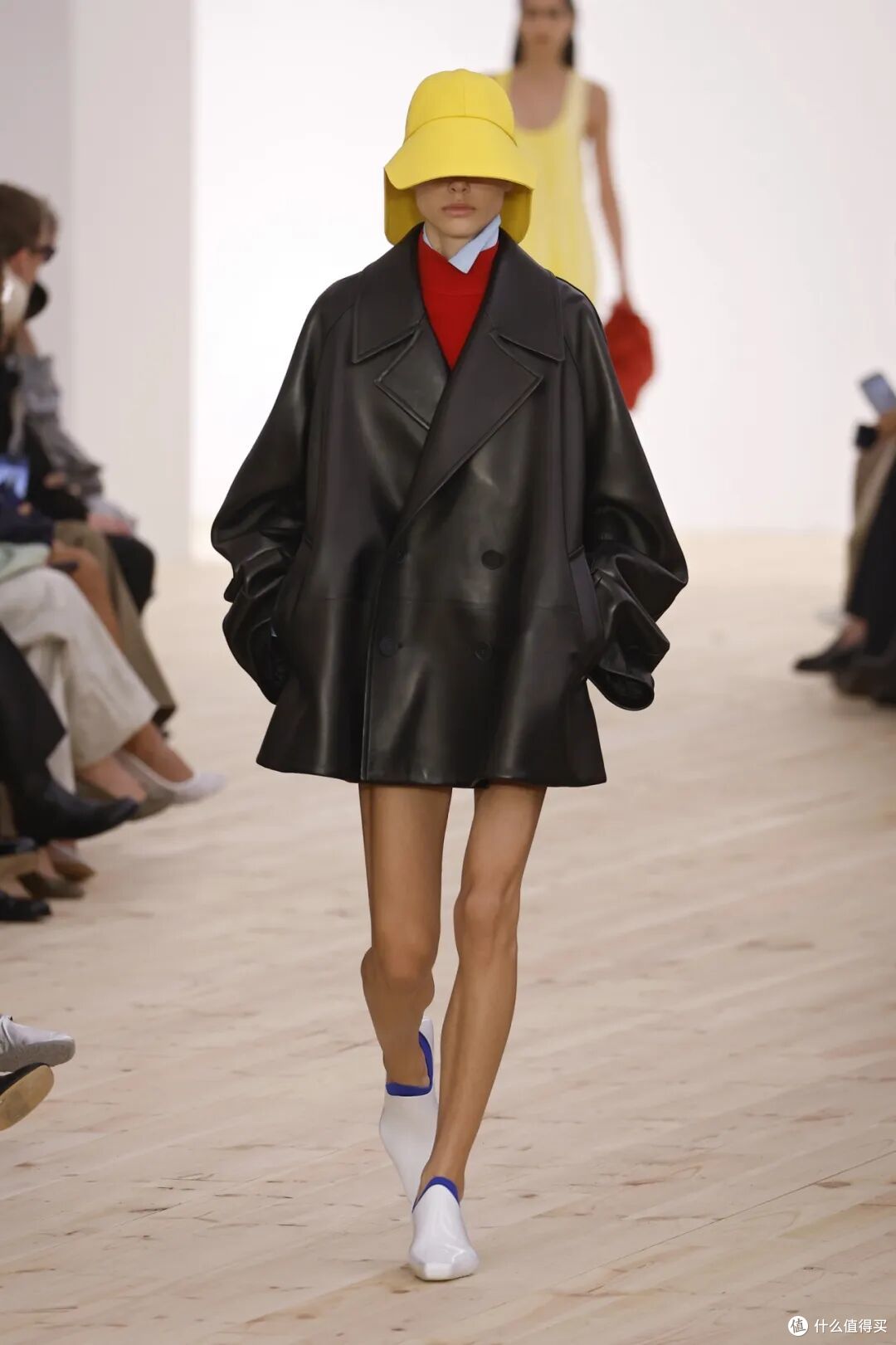 LOEWE设计师的首秀爆了,全新的配色太撩人!释放出从容的魅力