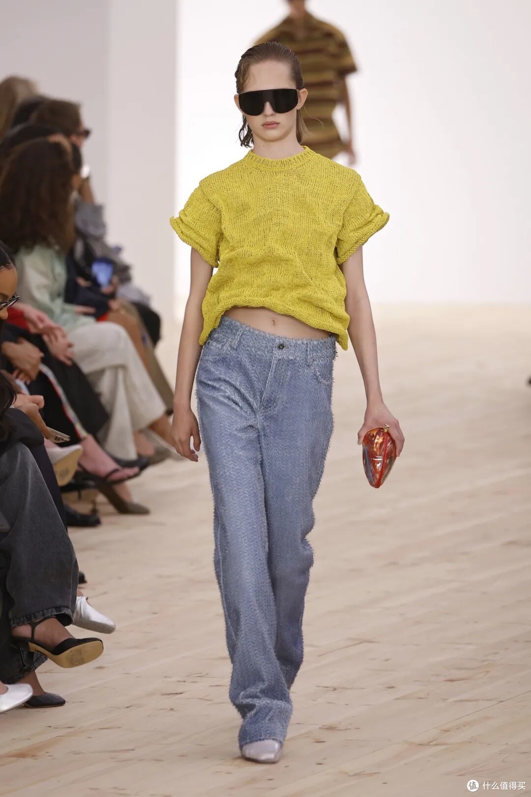 LOEWE设计师的首秀爆了,全新的配色太撩人!释放出从容的魅力