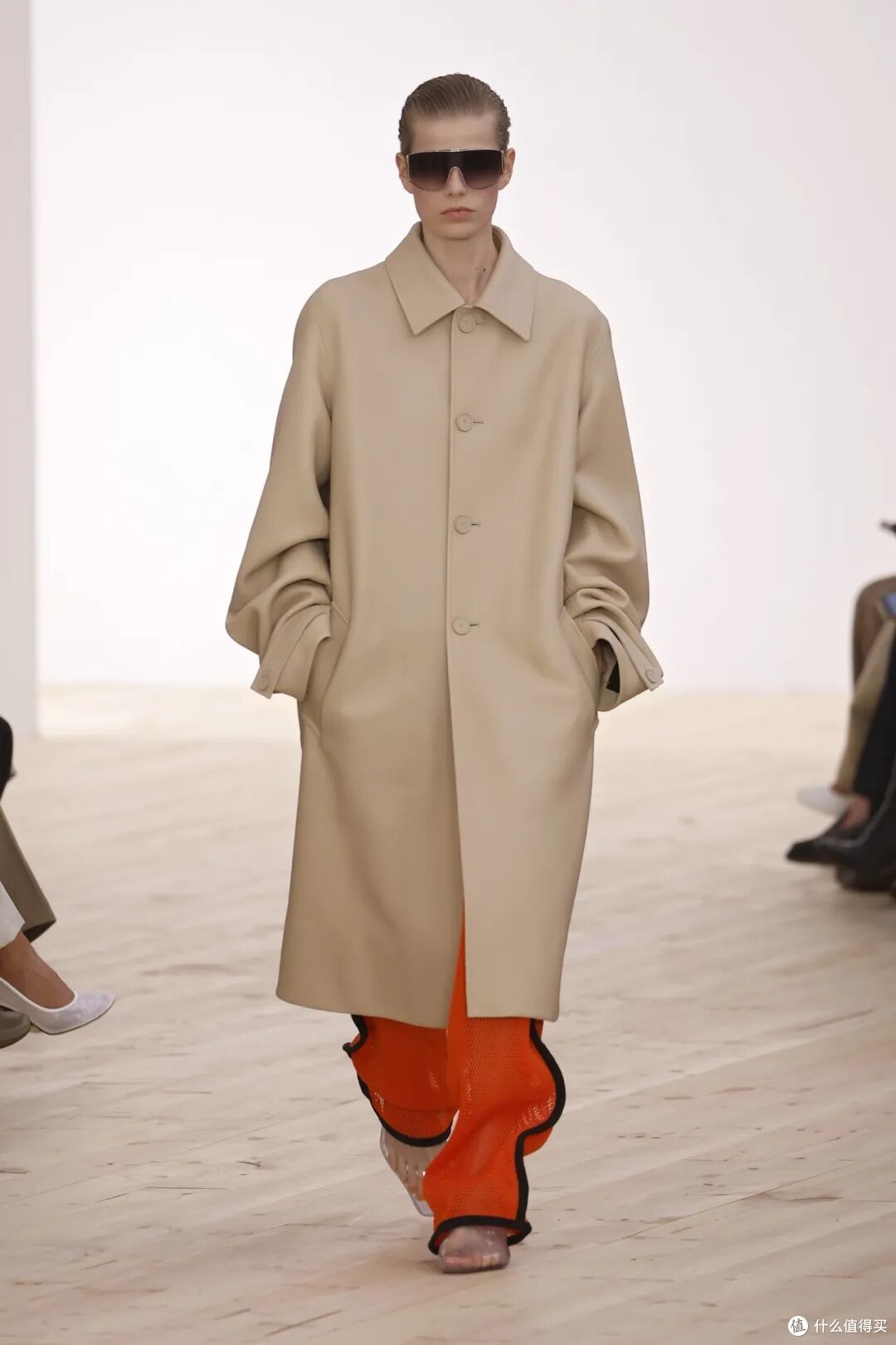 LOEWE设计师的首秀爆了,全新的配色太撩人!释放出从容的魅力