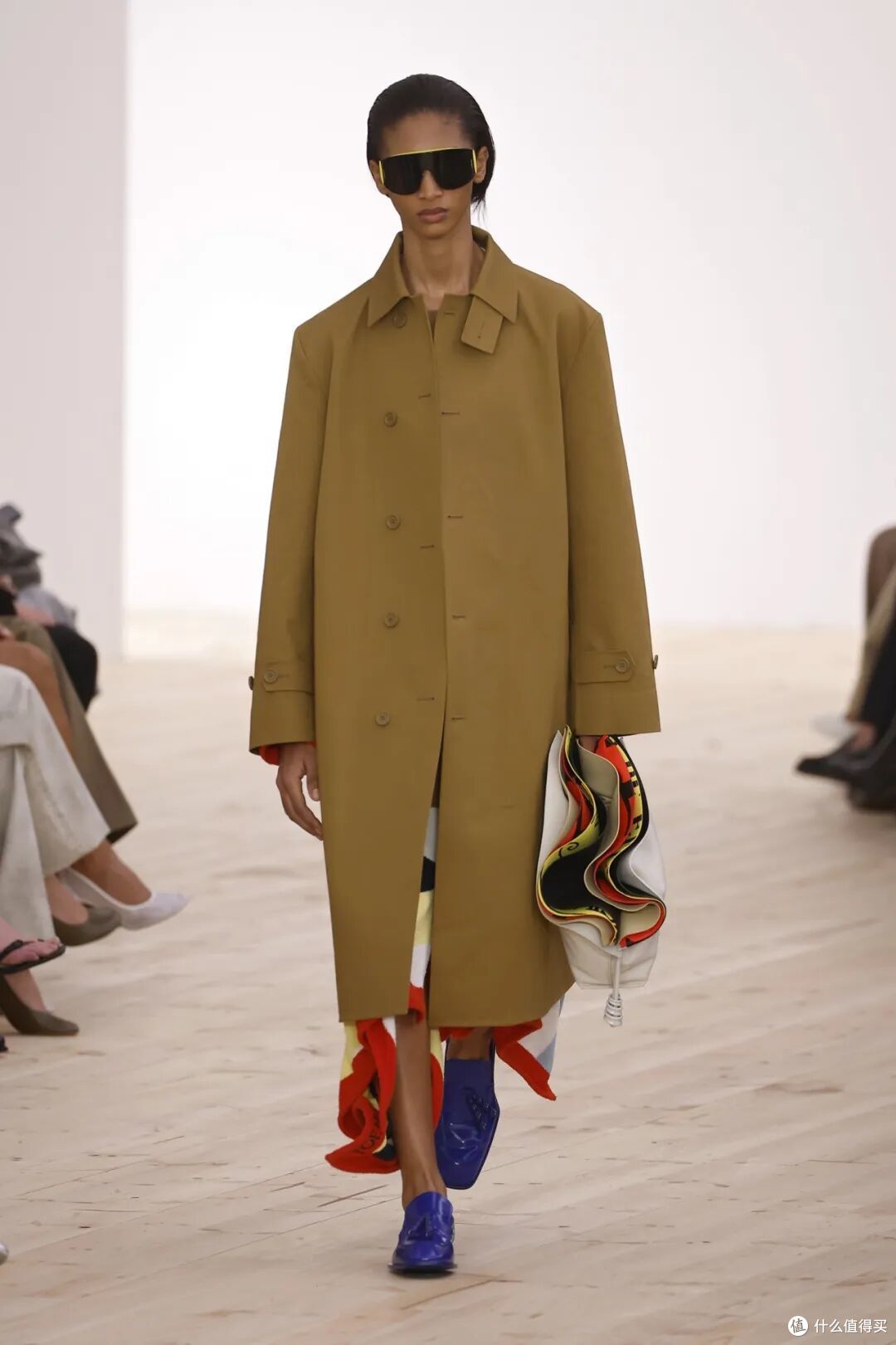 LOEWE设计师的首秀爆了,全新的配色太撩人!释放出从容的魅力