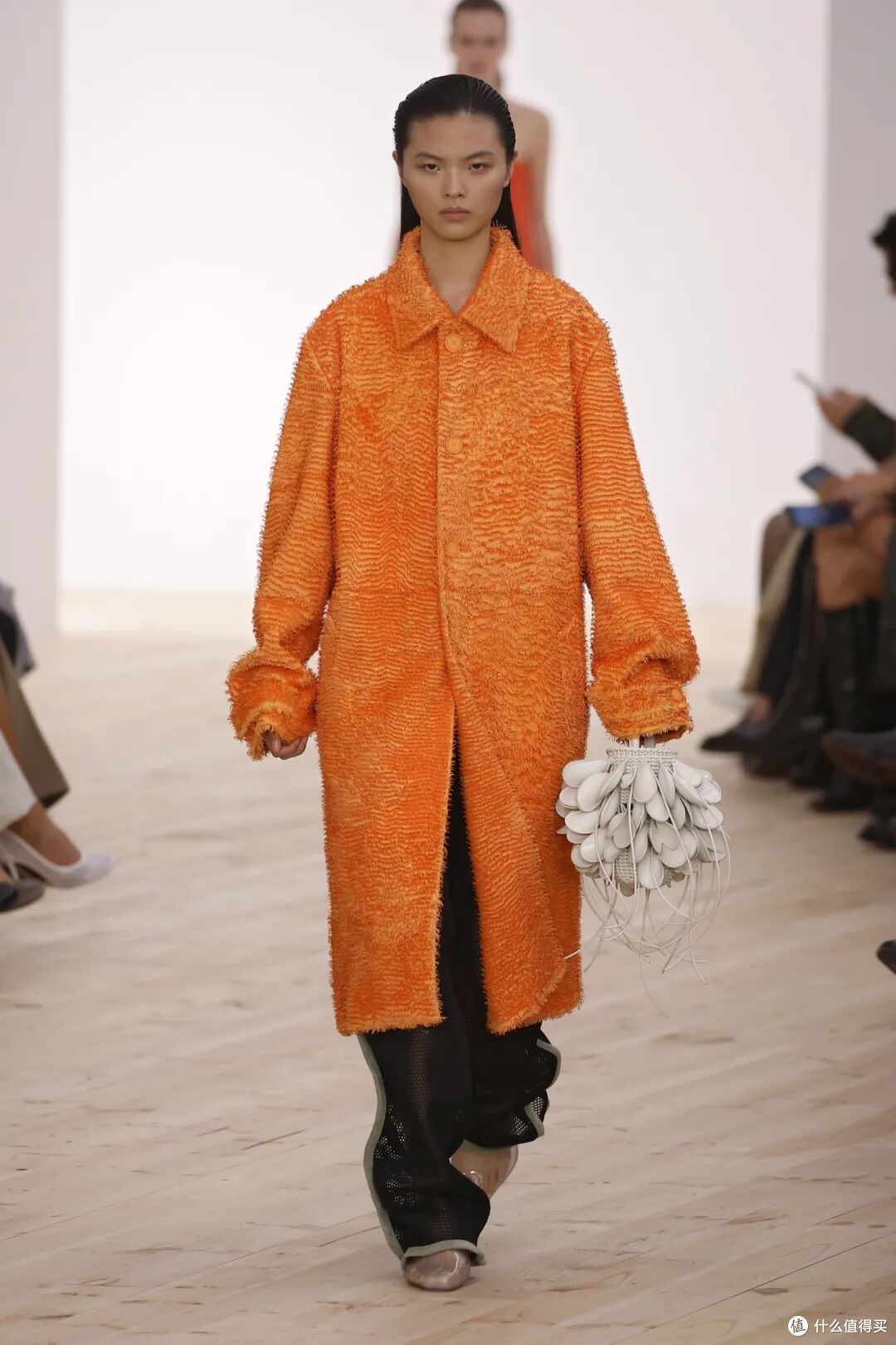 LOEWE设计师的首秀爆了,全新的配色太撩人!释放出从容的魅力