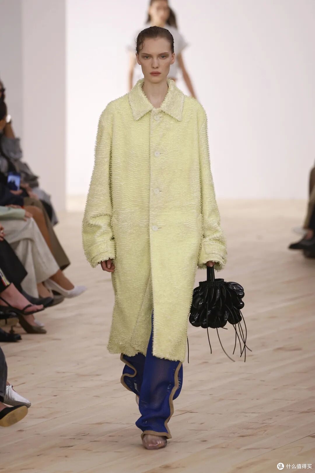 LOEWE设计师的首秀爆了,全新的配色太撩人!释放出从容的魅力