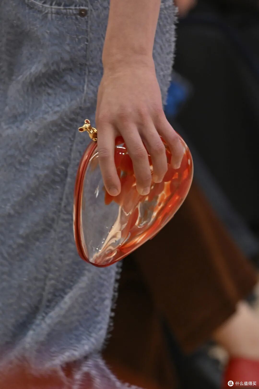 LOEWE设计师的首秀爆了,全新的配色太撩人!释放出从容的魅力
