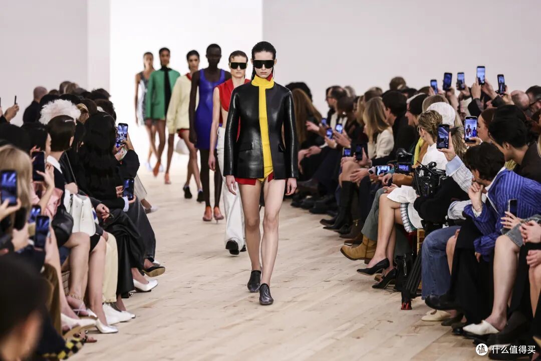 LOEWE设计师的首秀爆了,全新的配色太撩人!释放出从容的魅力