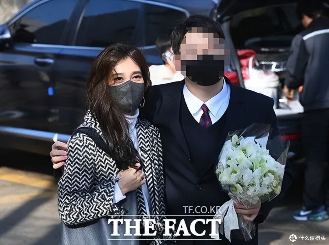 55岁的三星长公主走路要人扶,白发藏不住?保持职场女精英的干练