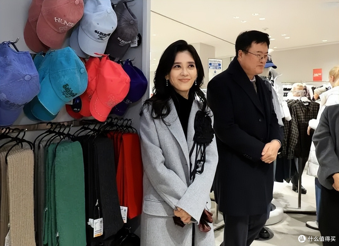 55岁的三星长公主走路要人扶,白发藏不住?保持职场女精英的干练