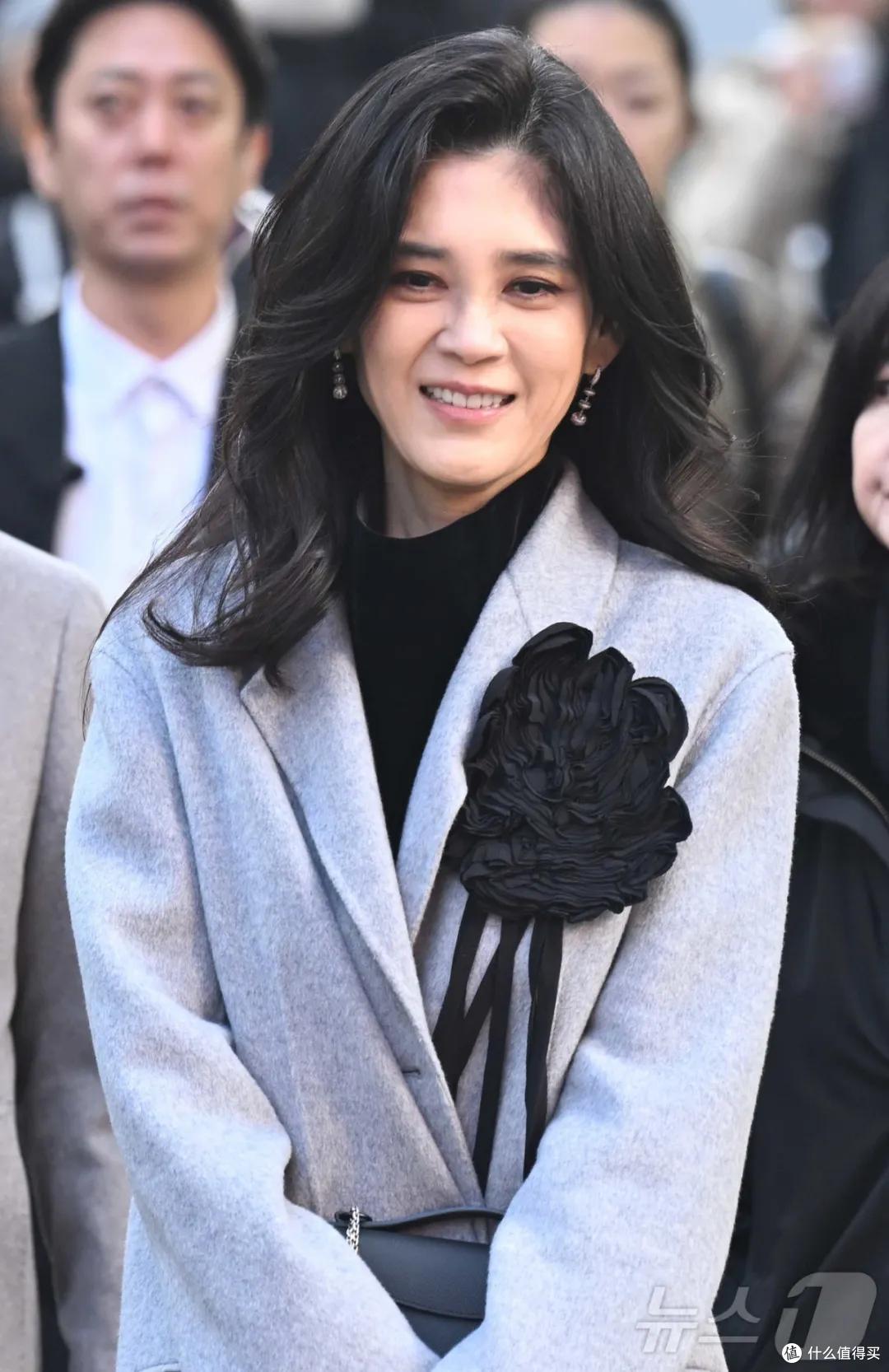 55岁的三星长公主走路要人扶,白发藏不住?保持职场女精英的干练