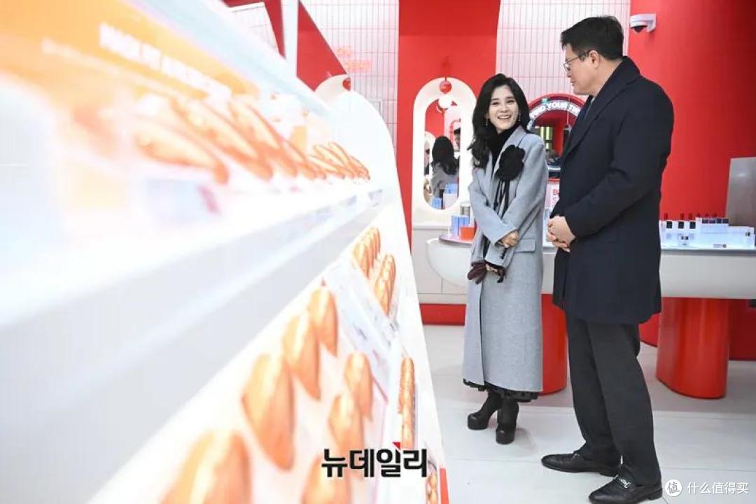 55岁的三星长公主走路要人扶,白发藏不住?保持职场女精英的干练