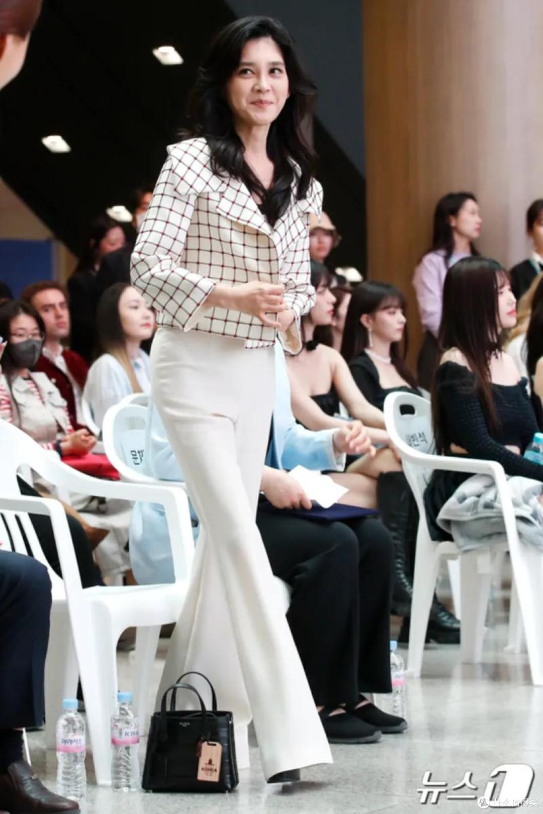 55岁的三星长公主走路要人扶,白发藏不住?保持职场女精英的干练