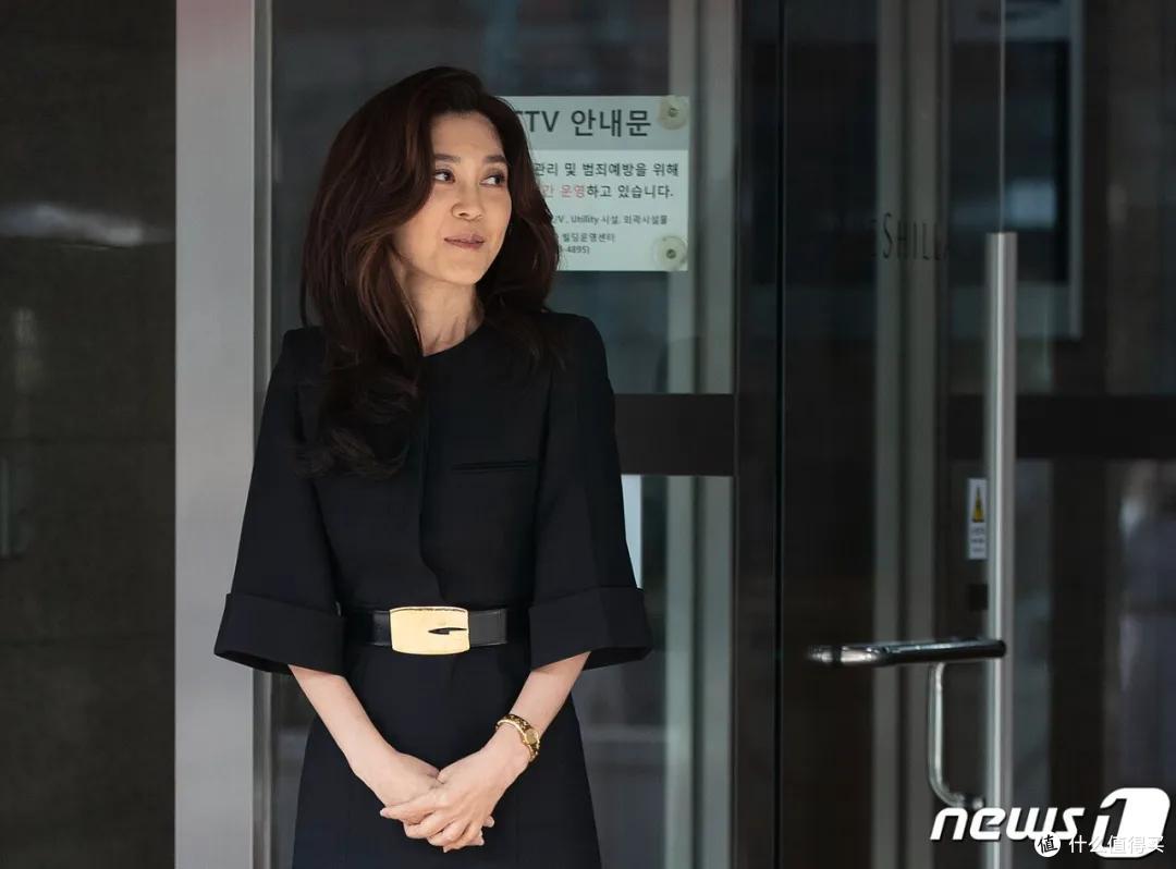55岁的三星长公主走路要人扶,白发藏不住?保持职场女精英的干练