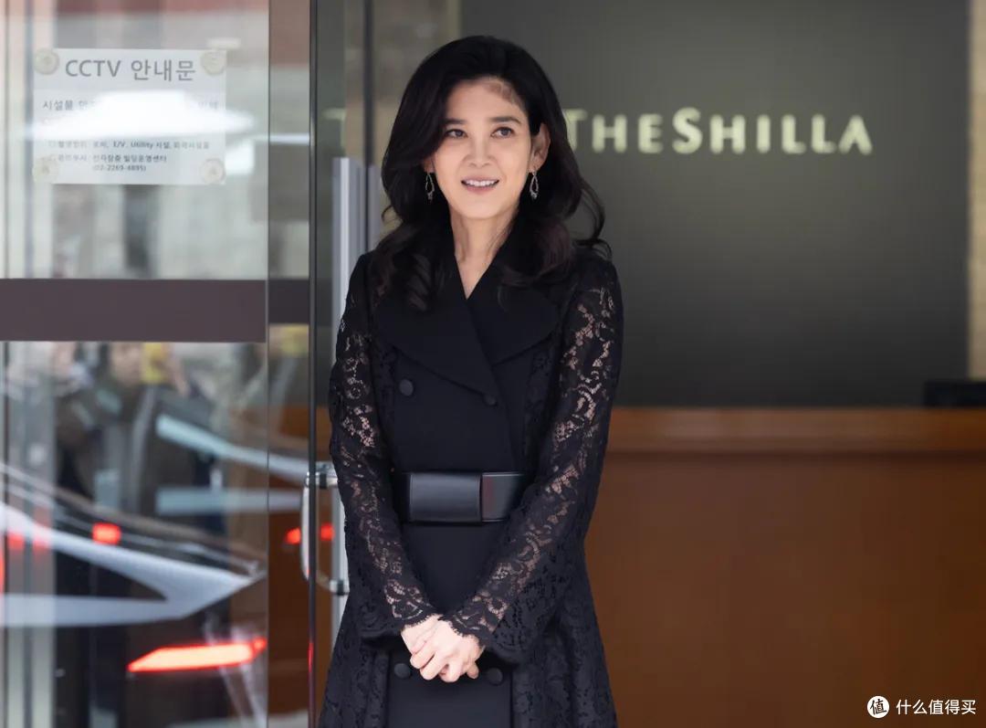 55岁的三星长公主走路要人扶,白发藏不住?保持职场女精英的干练
