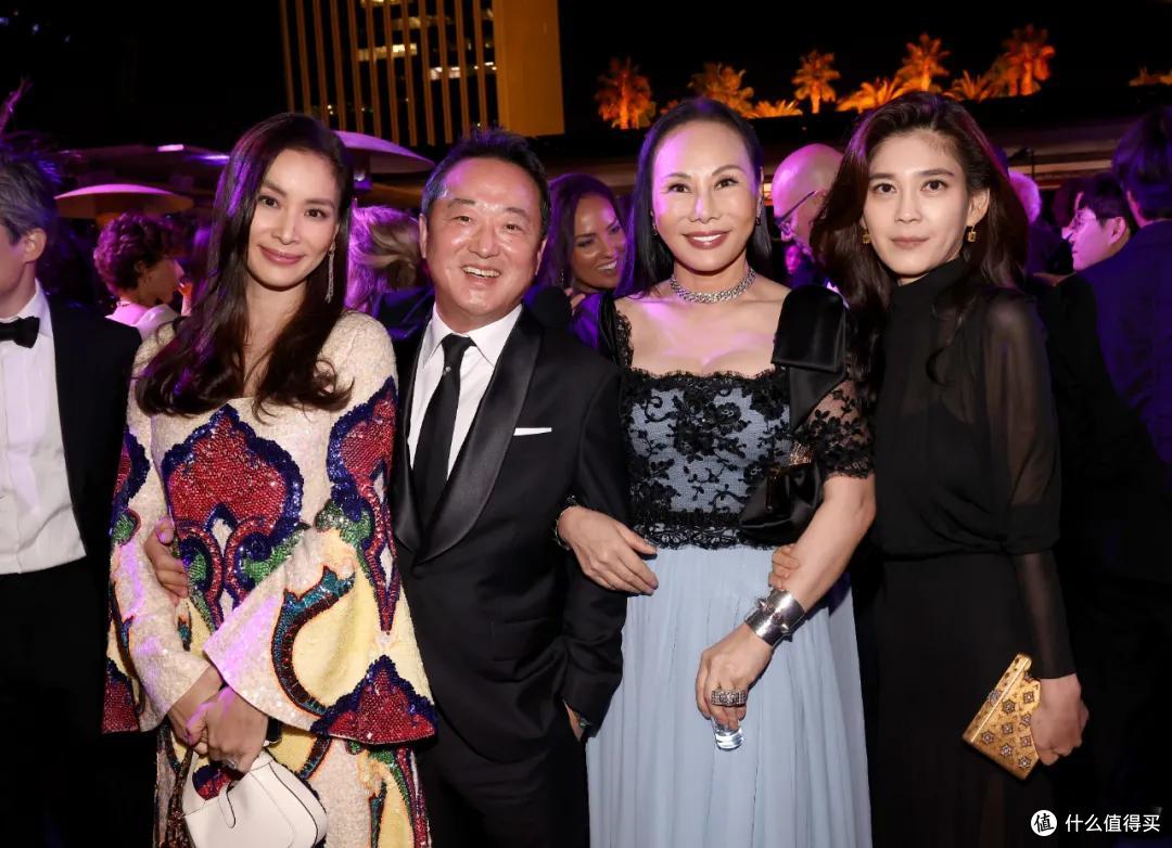 55岁的三星长公主走路要人扶,白发藏不住?保持职场女精英的干练