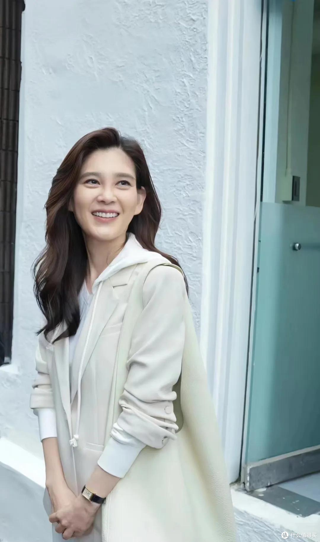 55岁的三星长公主走路要人扶,白发藏不住?保持职场女精英的干练
