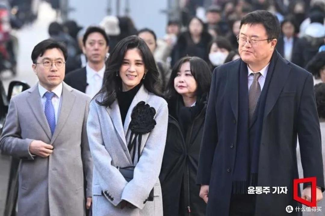 55岁的三星长公主走路要人扶,白发藏不住?保持职场女精英的干练