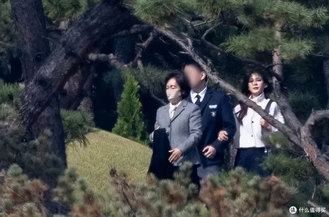 55岁的三星长公主走路要人扶,白发藏不住?保持职场女精英的干练