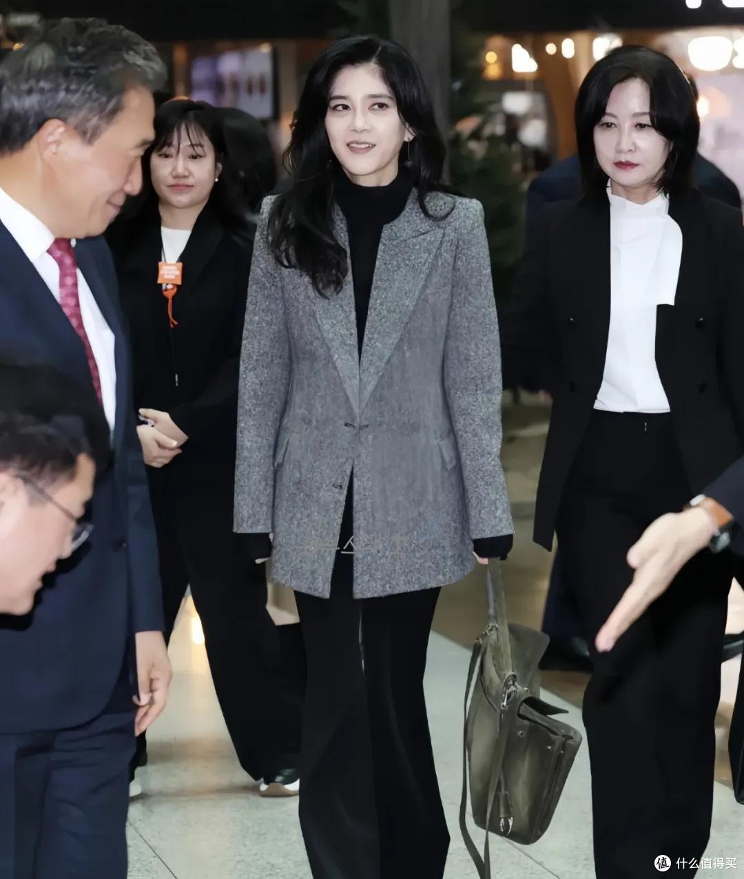 55岁的三星长公主走路要人扶,白发藏不住?保持职场女精英的干练