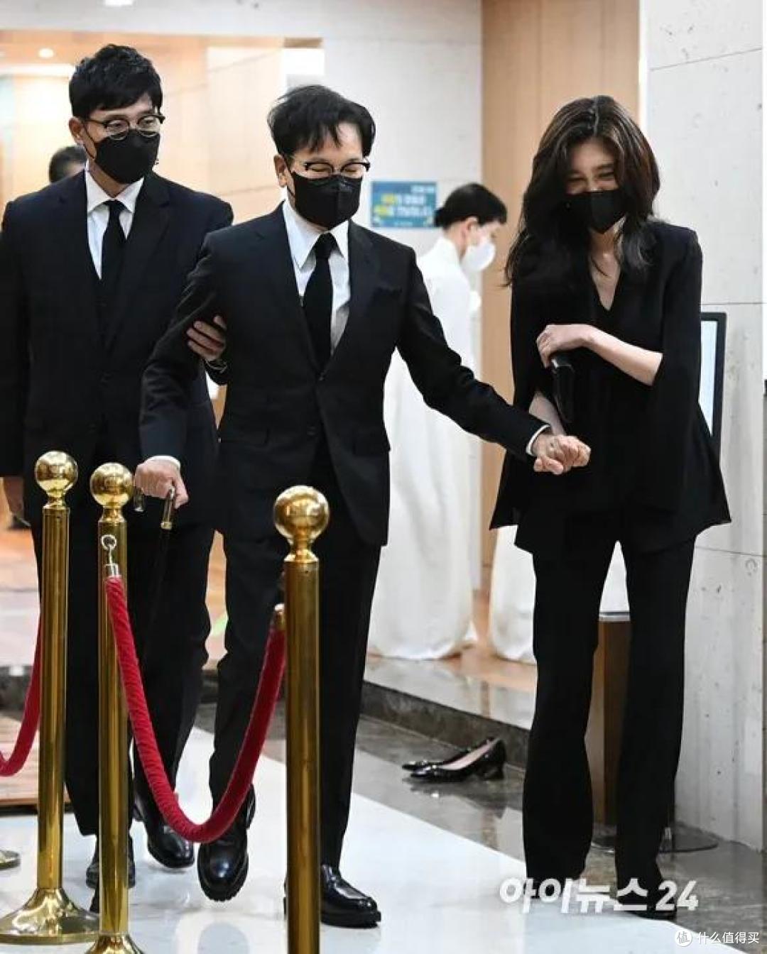 55岁的三星长公主走路要人扶,白发藏不住?保持职场女精英的干练