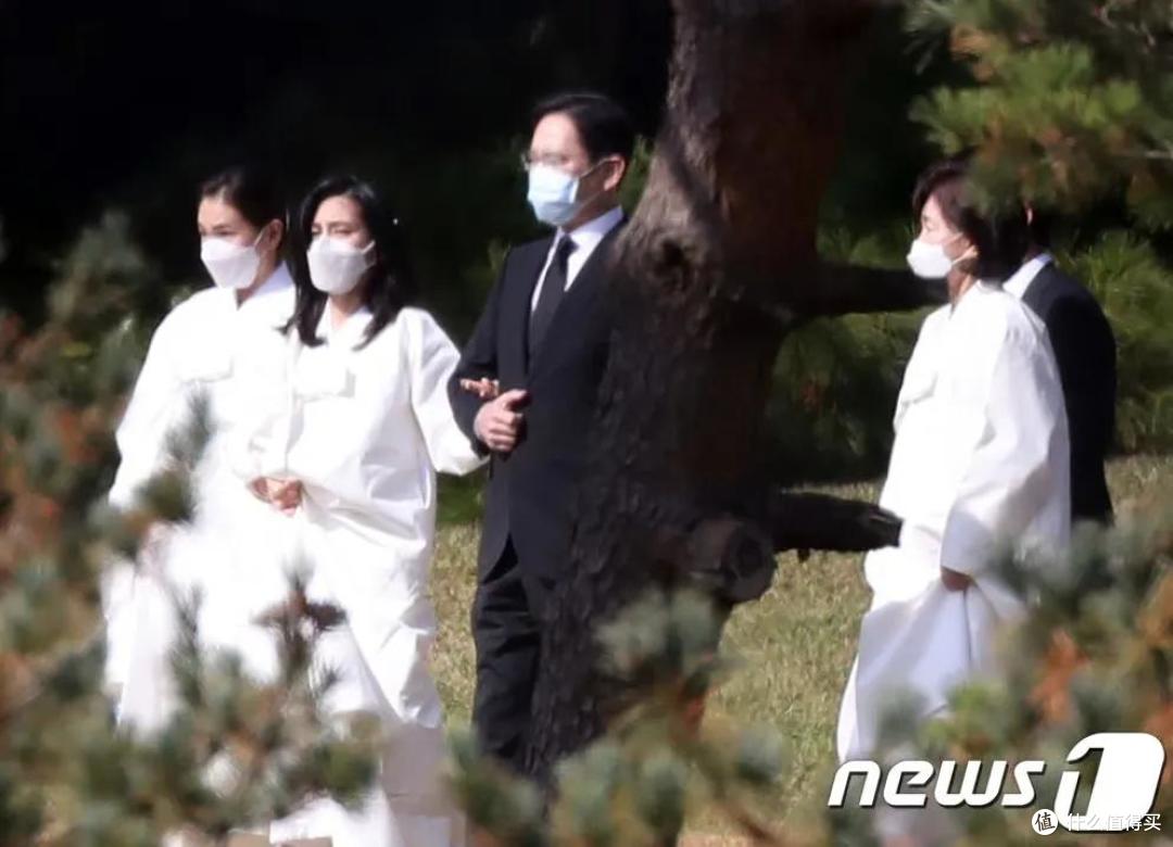 55岁的三星长公主走路要人扶,白发藏不住?保持职场女精英的干练