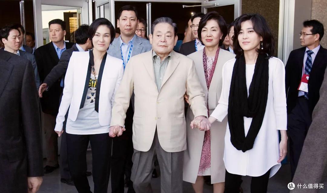 55岁的三星长公主走路要人扶,白发藏不住?保持职场女精英的干练