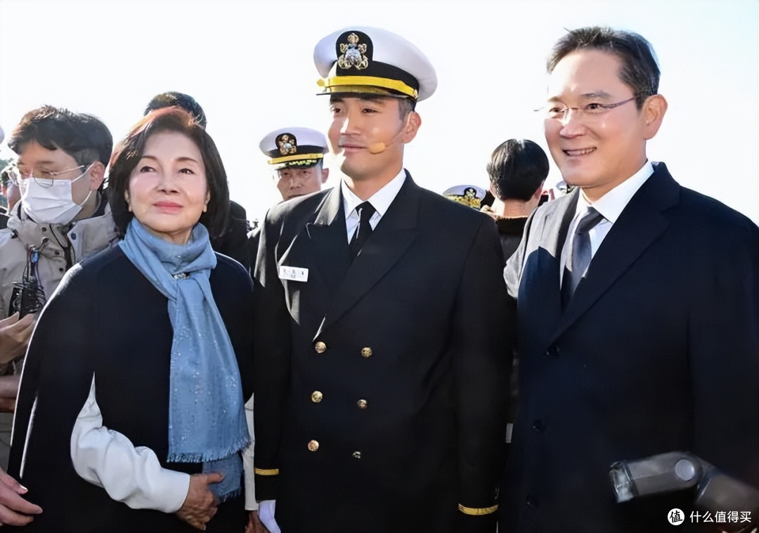55岁的三星长公主走路要人扶,白发藏不住?保持职场女精英的干练
