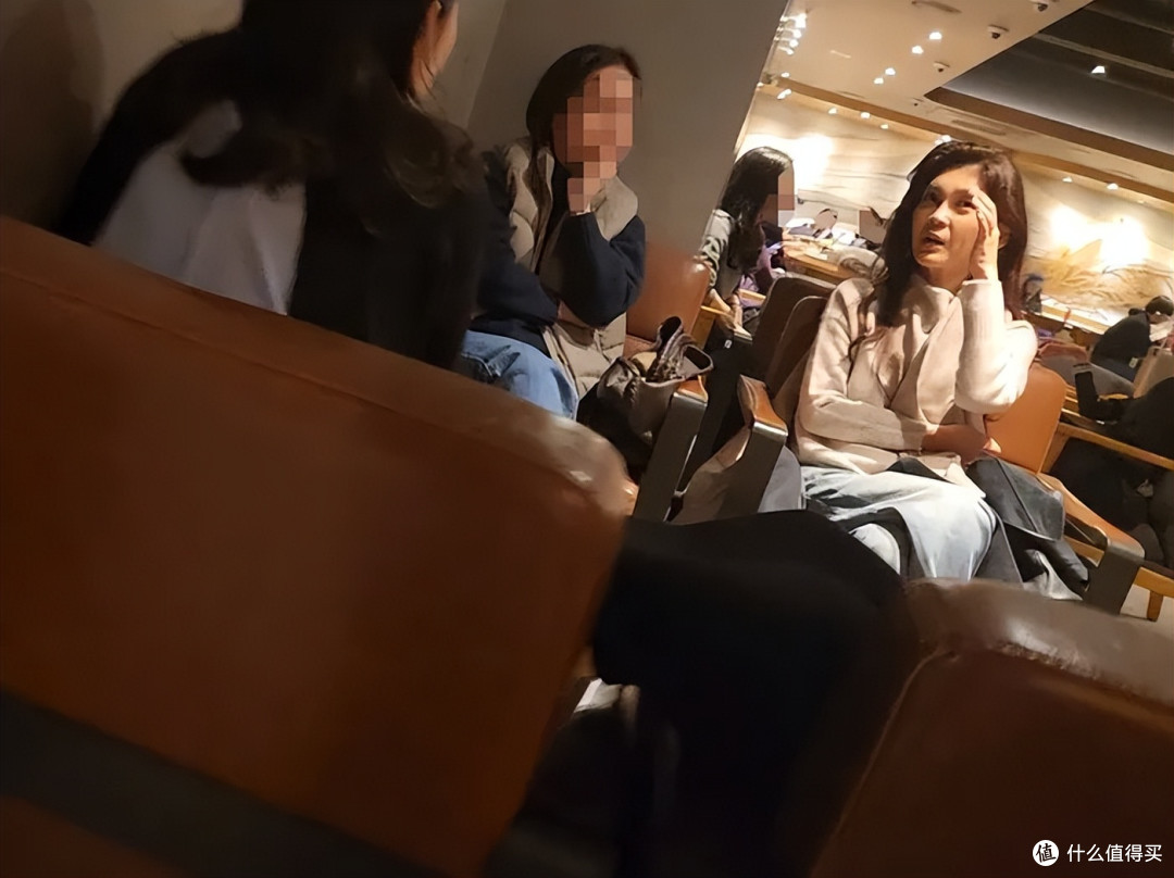 55岁的三星长公主走路要人扶,白发藏不住?保持职场女精英的干练