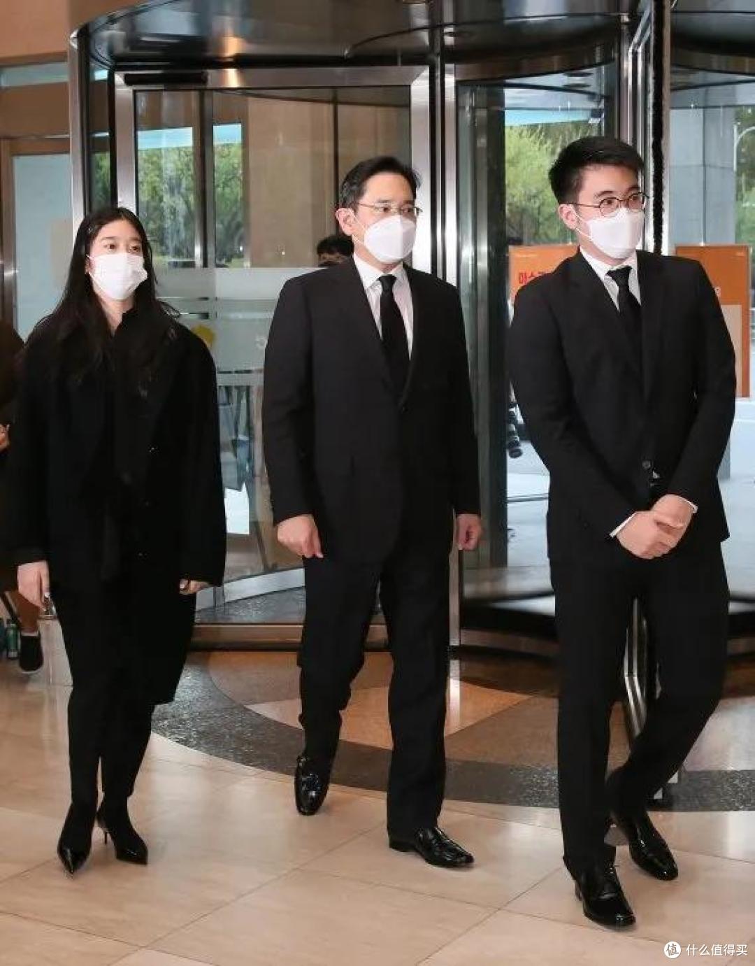 55岁的三星长公主走路要人扶,白发藏不住?保持职场女精英的干练