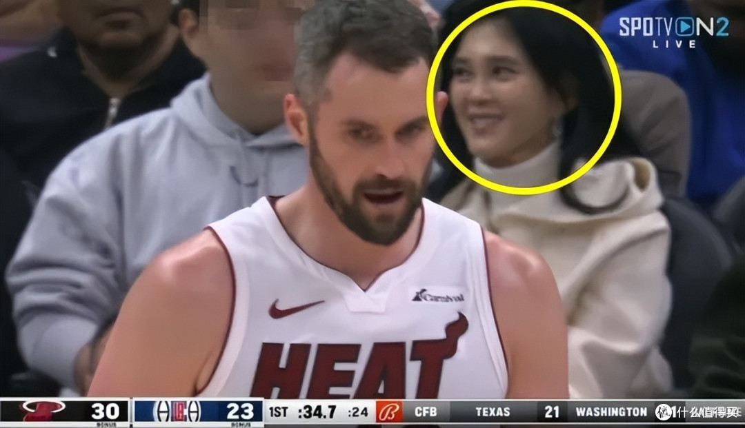 55岁的三星长公主走路要人扶,白发藏不住?保持职场女精英的干练