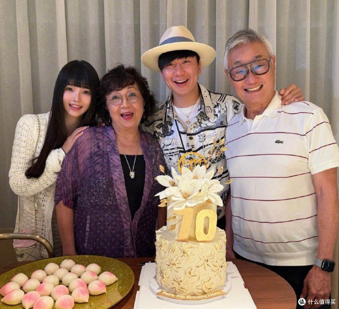 林俊杰官宣恋情:借妈妈70寿宴晒全家福,周杰伦阿信奶茶梗送祝福