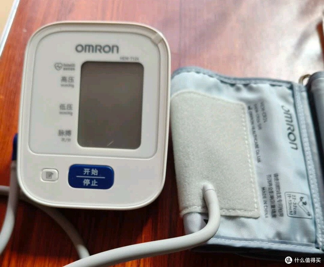居家测压好帮手，欧姆龙医用电子血压计精准又省心