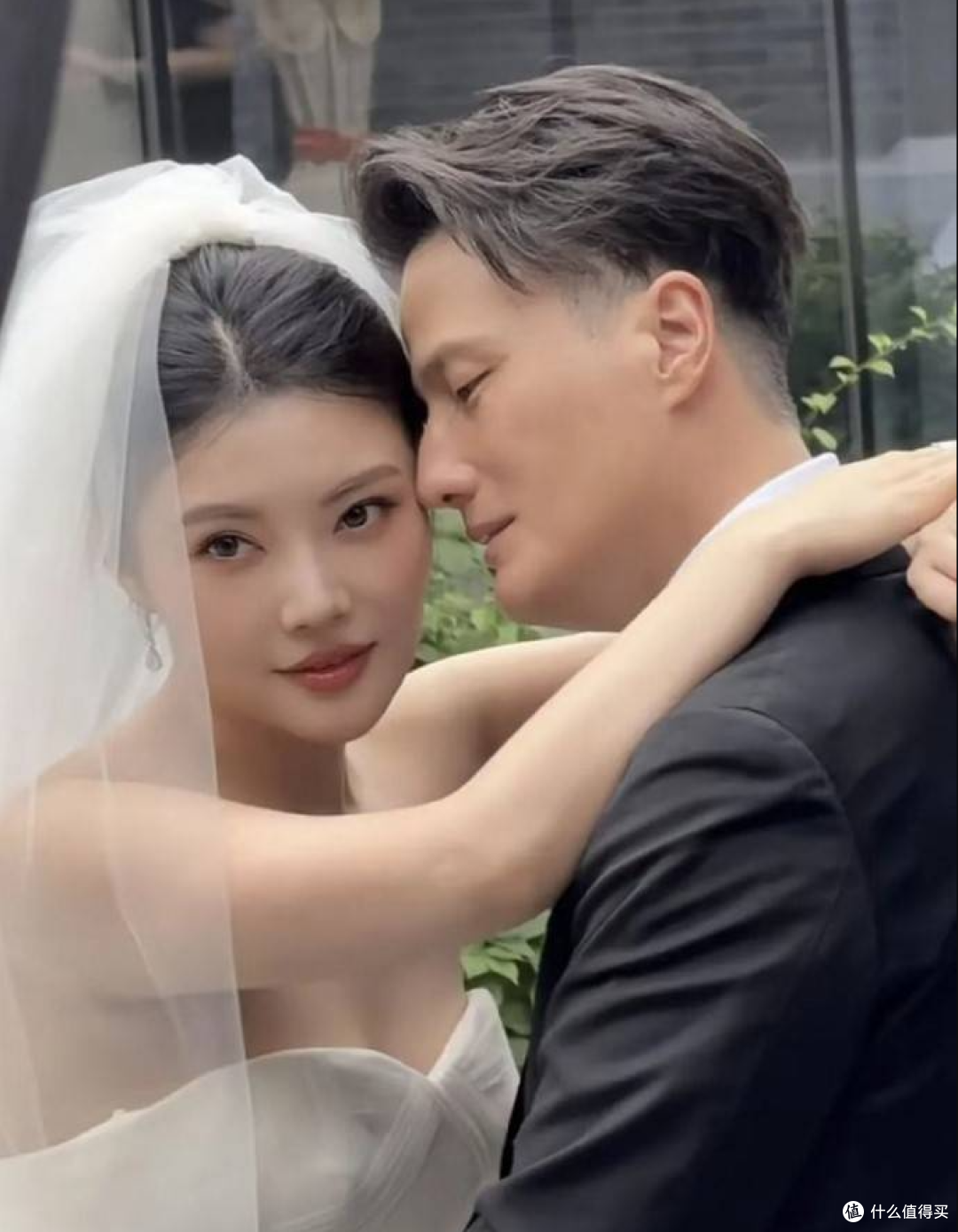 徐冬冬复刻椰汁招牌姿势,拉尹子维拍双人海报:婚礼伴手礼送椰汁