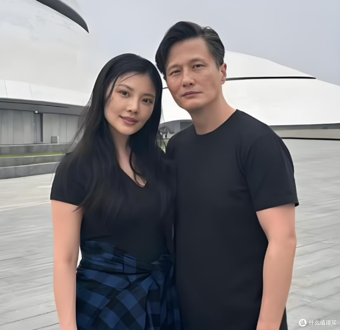 徐冬冬复刻椰汁招牌姿势,拉尹子维拍双人海报:婚礼伴手礼送椰汁