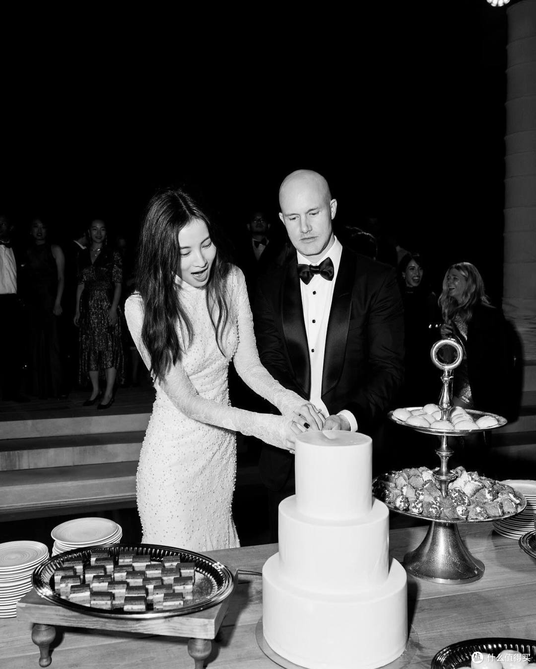 币圈百亿大佬的硅谷穿搭哲学如此极简？娶得媳妇竟然是亚裔女孩？_特色女装_什么值得买