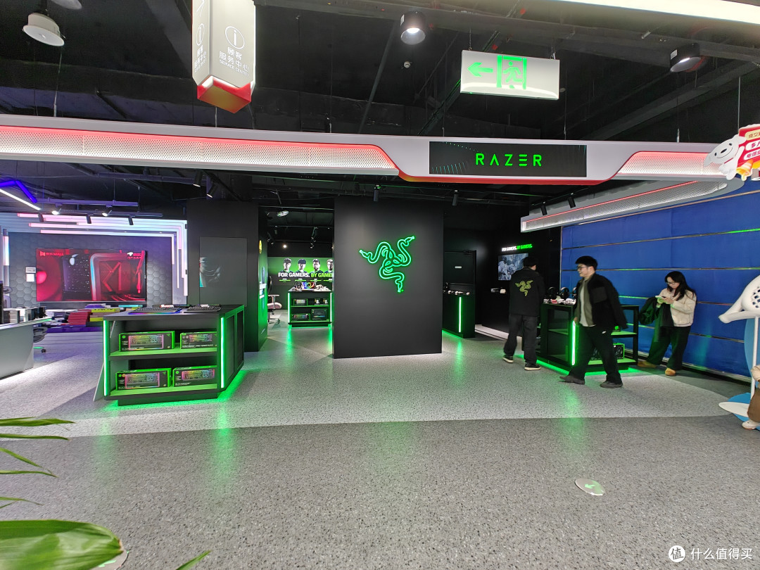 陪老公逛雷蛇店,结果我比他花的还多!